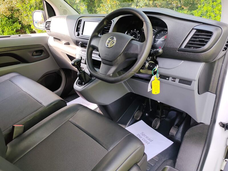 View VAUXHALL VIVARO 2.0 Turbo D 3100 Dynamic L2 H1 Euro 6 (s/s) 6dr