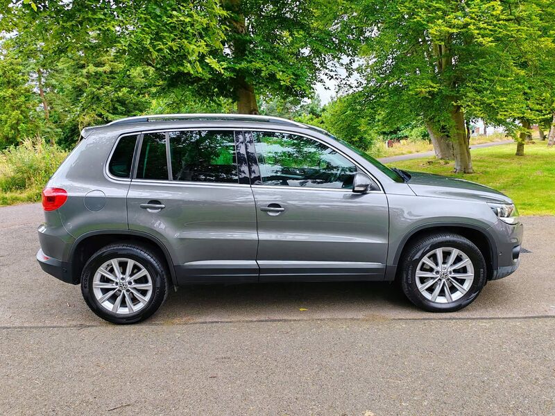 View VOLKSWAGEN TIGUAN 2.0 TDI BlueMotion Tech SE 4WD Euro 5 (s/s) 5dr