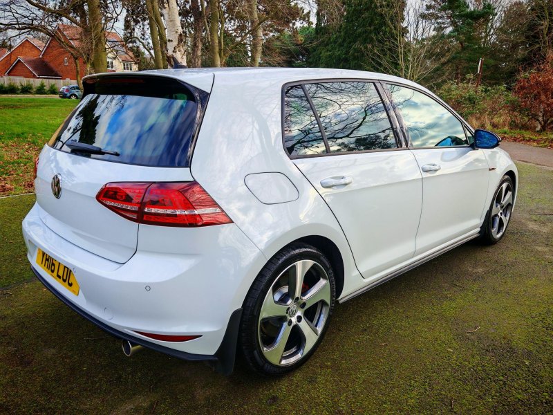 VOLKSWAGEN GOLF