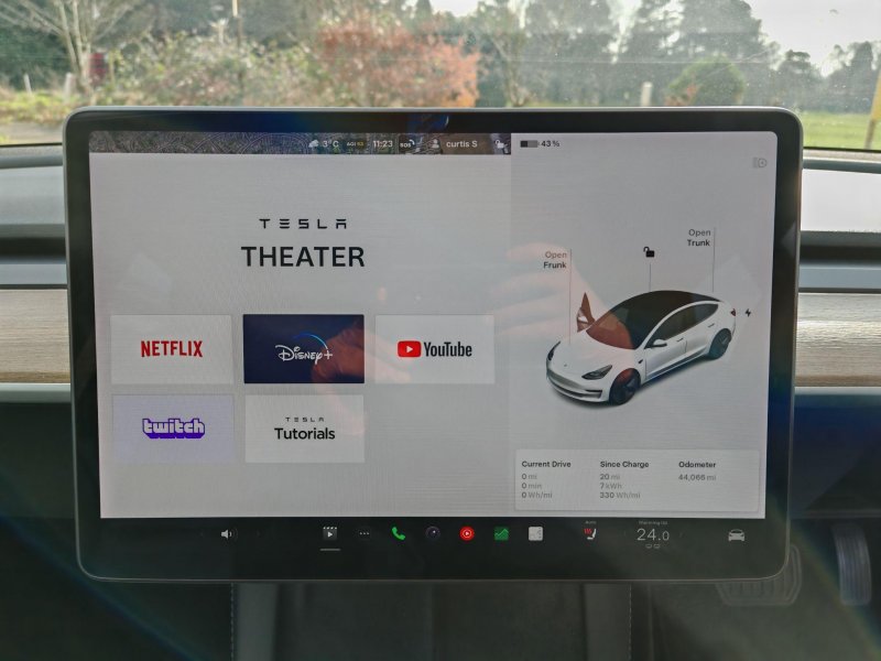 TESLA MODEL 3