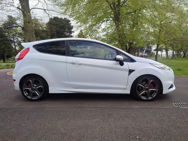 View FORD FIESTA 1.6T EcoBoost ST-3 3dr (Euro 6)