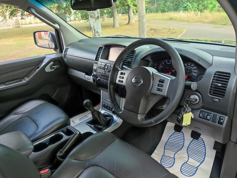 View NISSAN NAVARA 2.5 dCi Tekna Double Cab Pickup 4WD Euro 5 4dr