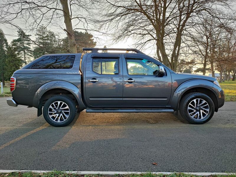 View NISSAN NAVARA 2.5 dCi Tekna Double Cab Pickup 4WD Euro 5 4dr