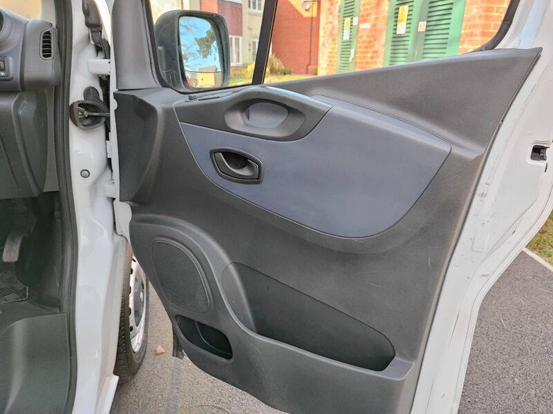 VAUXHALL VIVARO