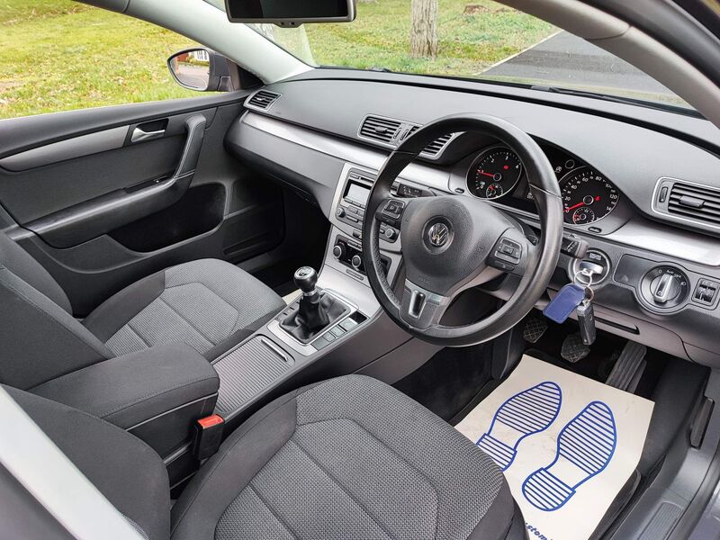 View VOLKSWAGEN PASSAT 2.0 TDI BlueMotion Tech SE Euro 5 (s/s) 5dr