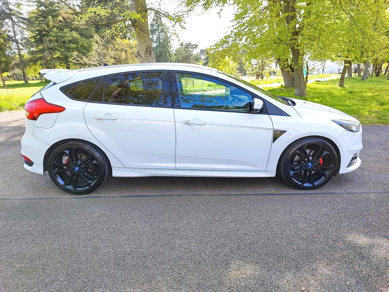 View FORD FOCUS 2.0T EcoBoost ST-2 Euro 6 (s/s) 5dr